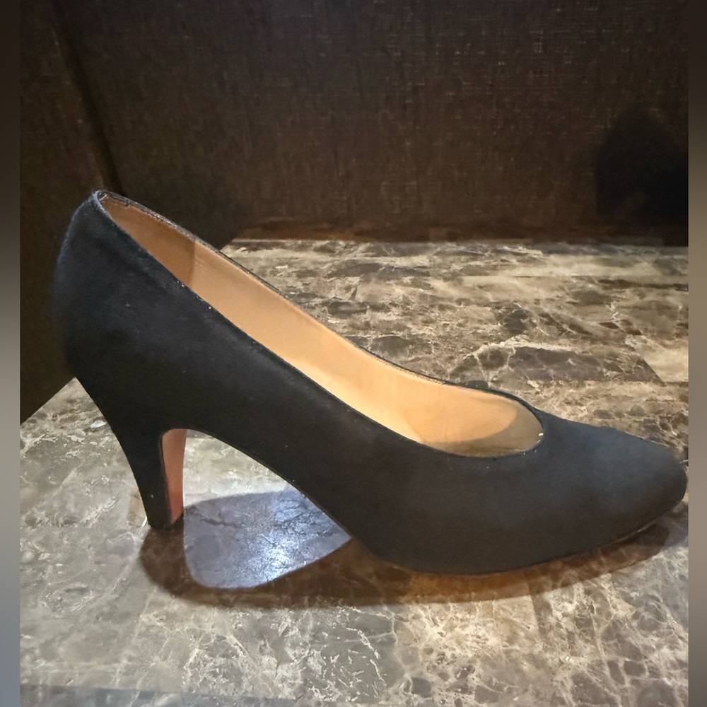 Vintage Salvatore Ferragamo. Black Suede Heels. Size 5.5. - Picture 2 of 14